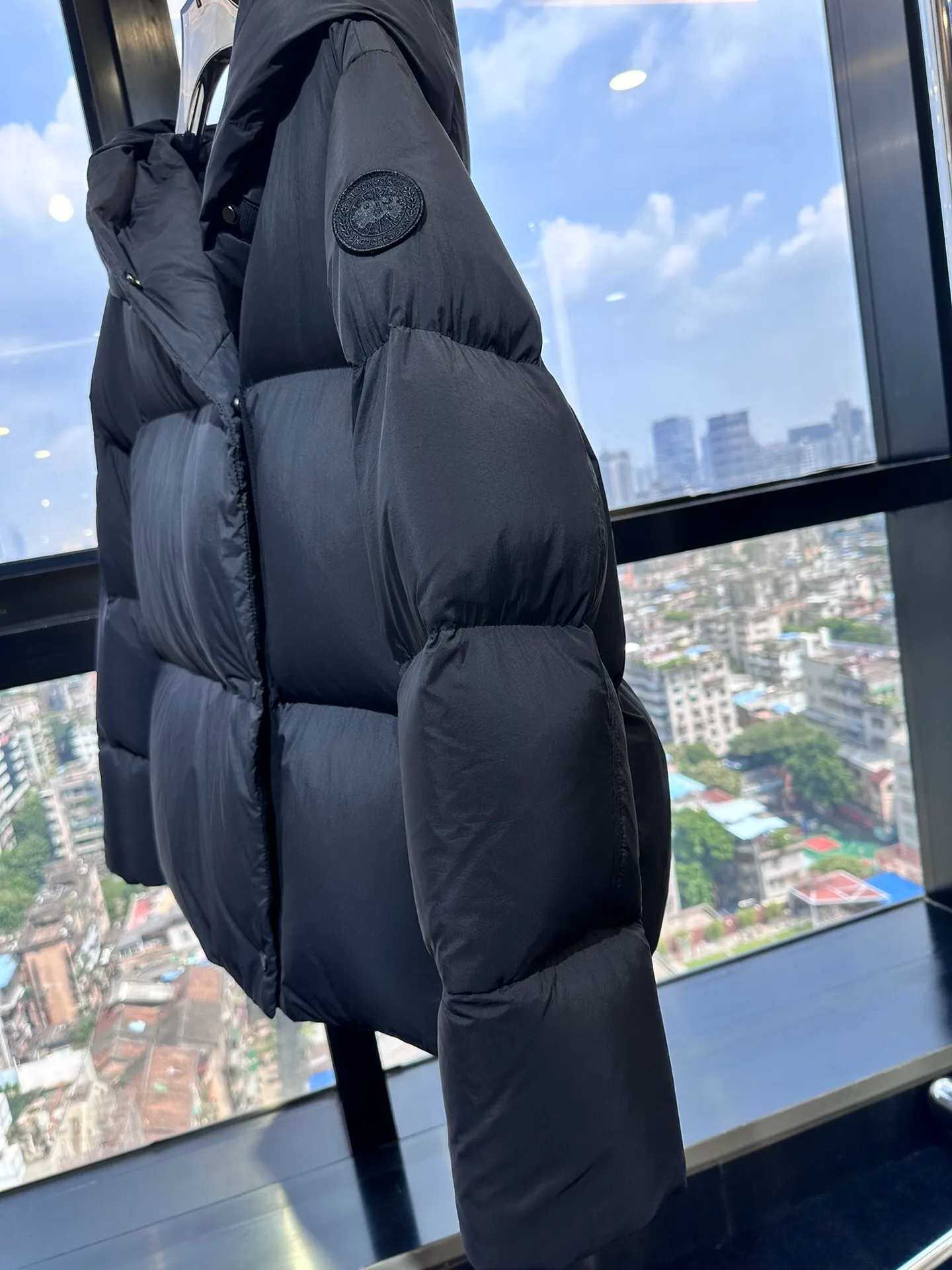 P1100 Top-quality original Canada Goose autumn. It is warm and has no sense of restraint. It is made of national standard 90 white duck down. It is light and elegant, giving you all-round warmth! The appearance of the upper body is more classy and stylish, allowing warmth and grace to go hand in hand. The multiple car lines on the center line are strict and symmetrical, keeping warm and waiting. The logo on the chest embellishes the whole piece! The unique taste goes deep into the bone marrow. It is age-reducing and full of warmth. It has a simple and elegant look and has the same color for men and women. Black Gray Size: XS-S M L